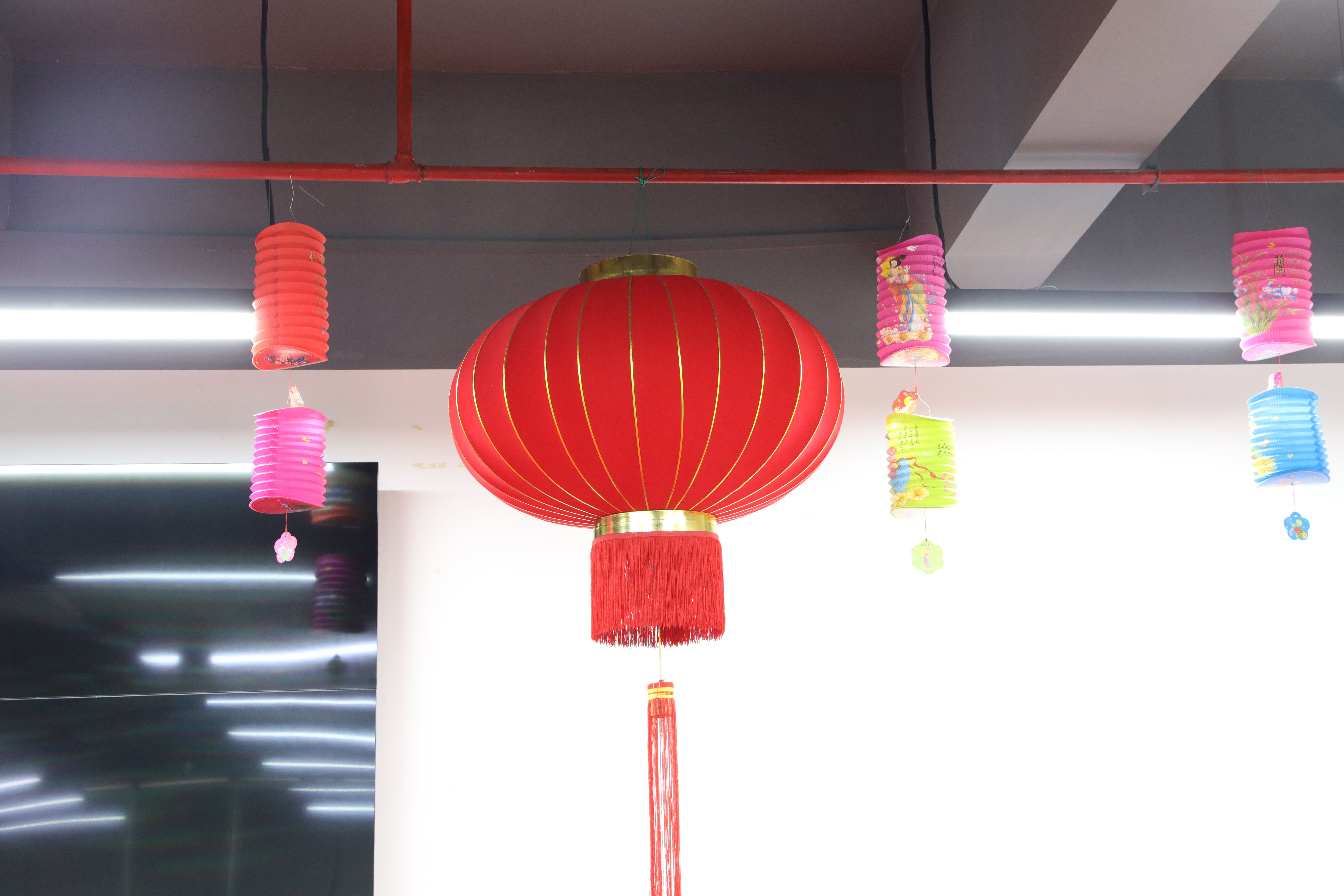 傲寄故乡情，群享中秋月