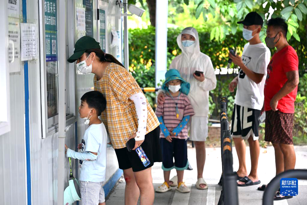 游客在三亚一处核酸采样点进行核酸采样.jpg